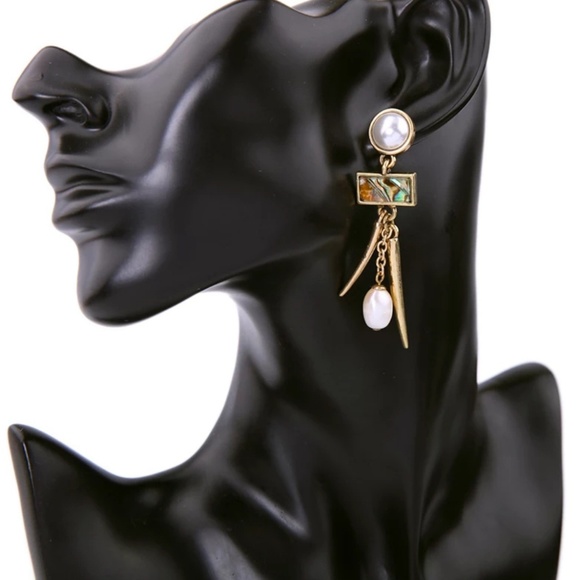 Tara| shell drop earrings - Picture 3 of 5